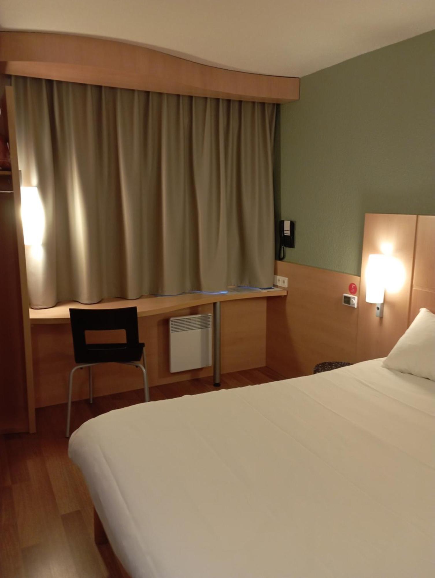 Ibis Les Etangs Des Moines Hotel Fourmies Exterior photo