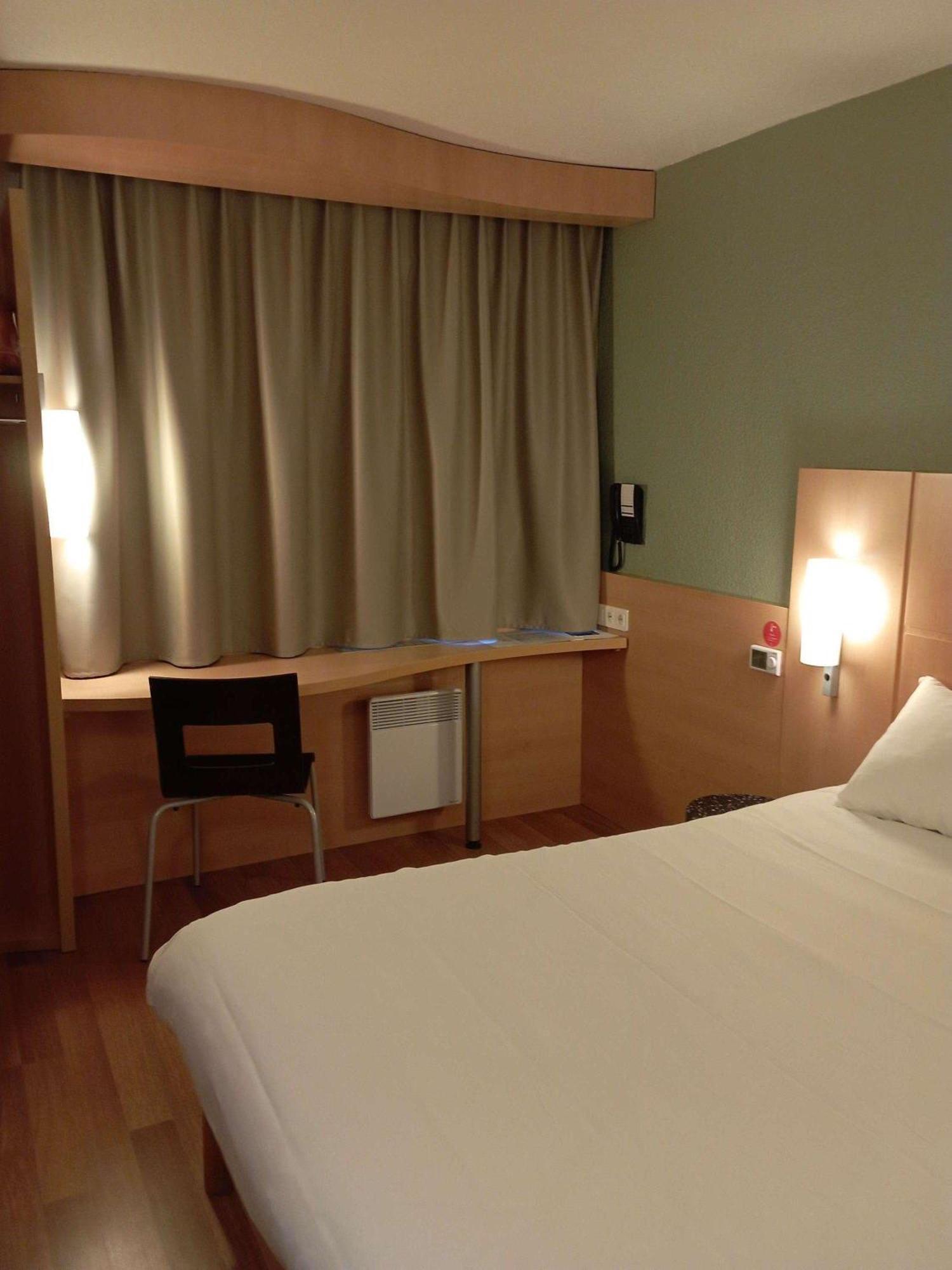Ibis Les Etangs Des Moines Hotel Fourmies Exterior photo