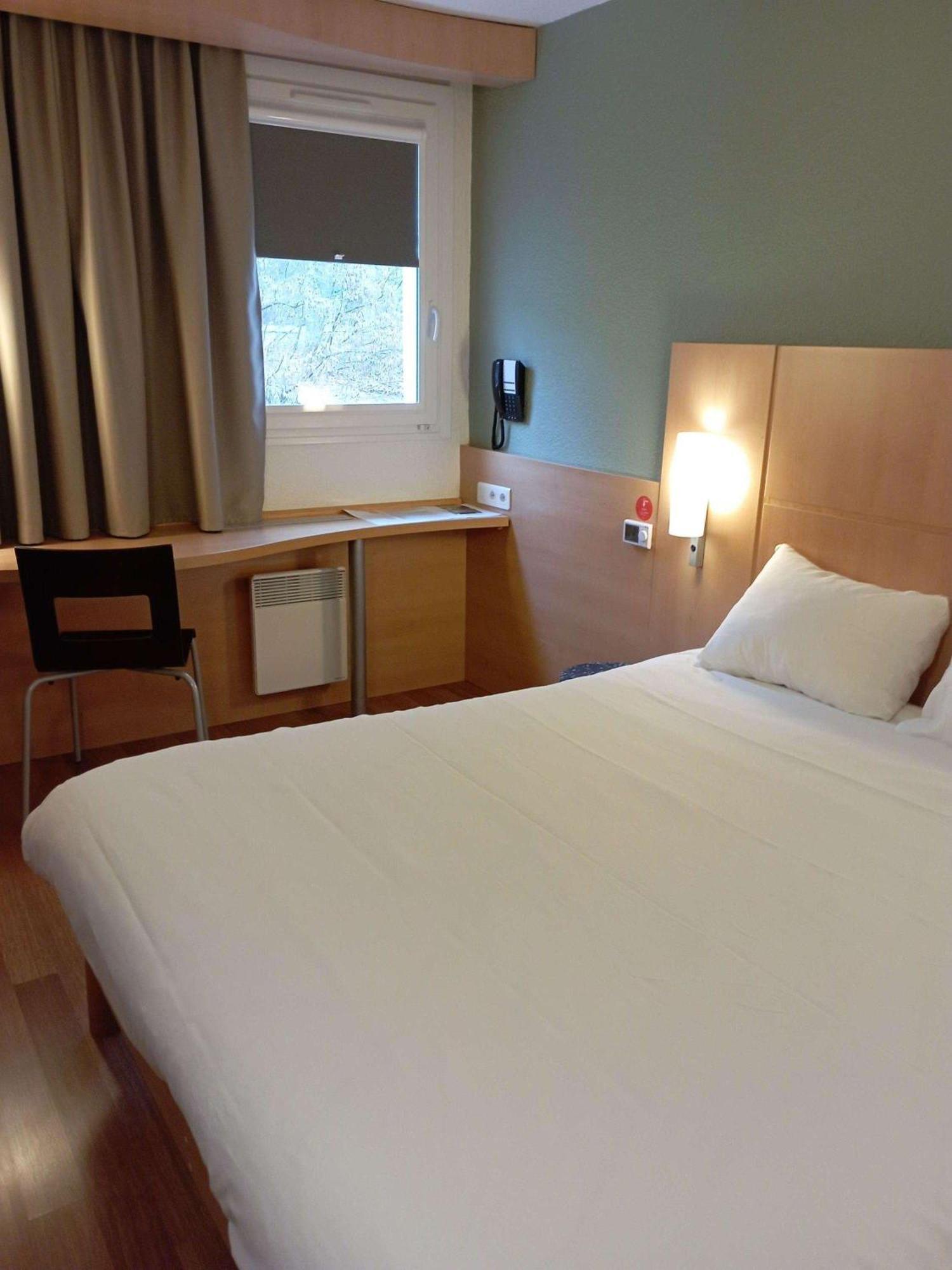 Ibis Les Etangs Des Moines Hotel Fourmies Exterior photo